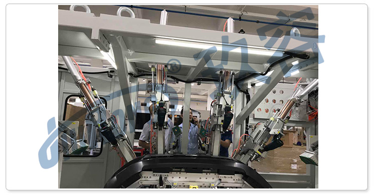 我司劉總在現場講解羞羞视频在线观看缸在汽車倒車雷達衝孔機上的使用注意事項
